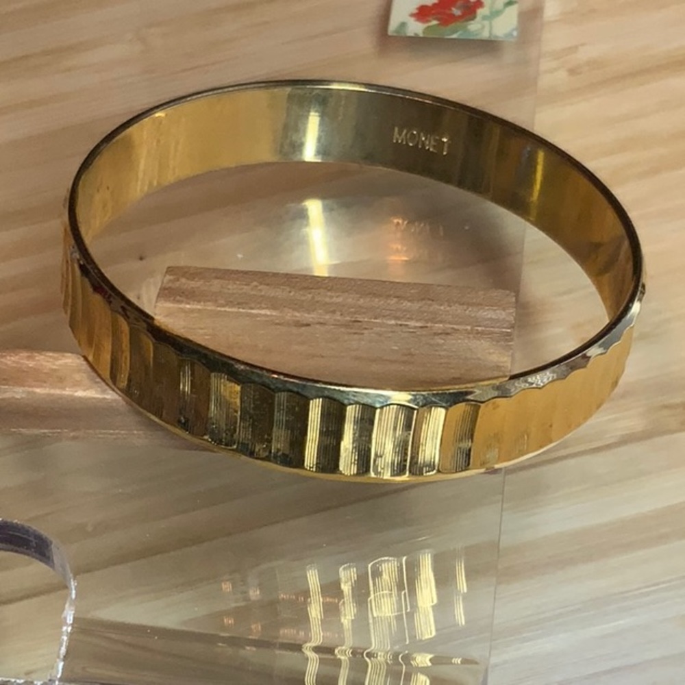 Gold toned Monet vintage round bangle bracelet 8”.